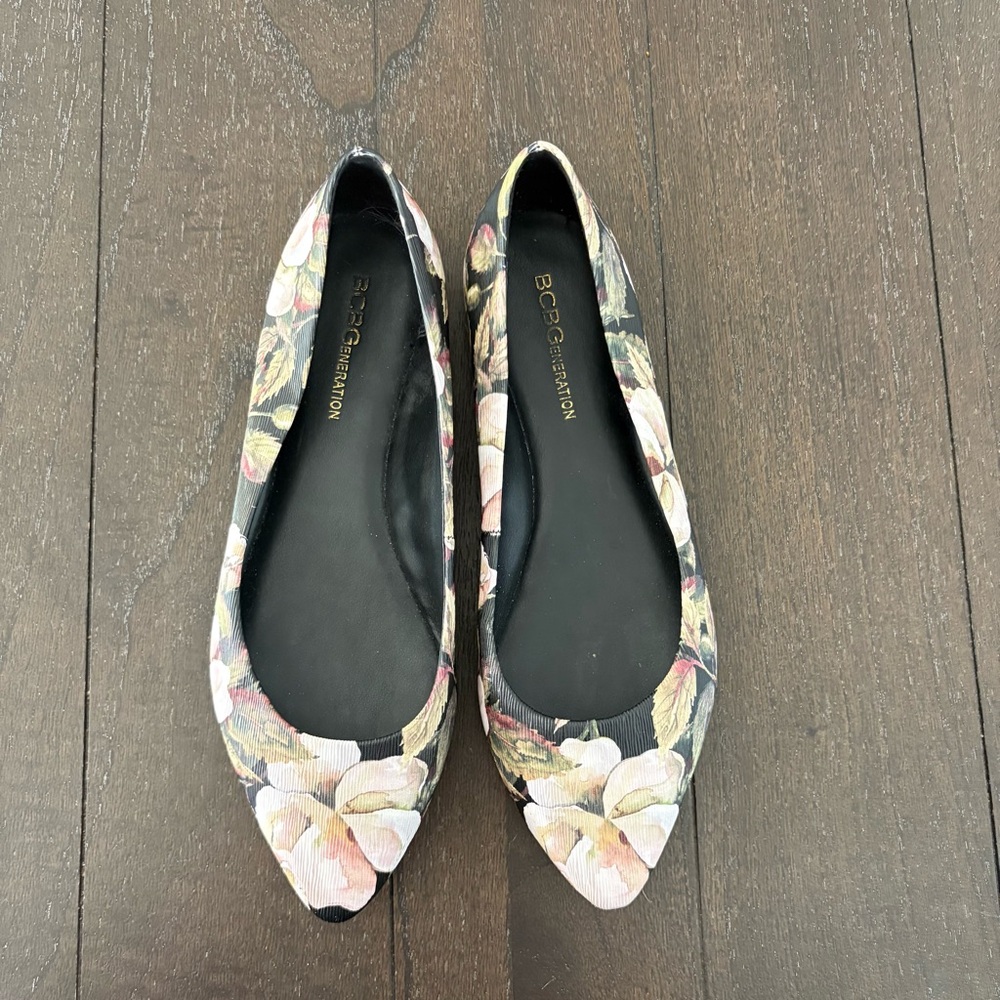 BCBGeneration Dark Floral Textured Pointed Toe Flats‎ Size 6